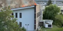 Incendio in capannone a Castel San Pietro, danni e paura