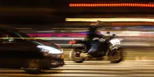 Motociclista fugge a tutta velocità in centro a Ferrara: trovato, multa da 1.900 euro