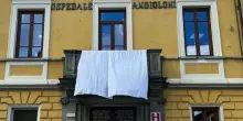 Un ’sudario’ sulla facciata dell’Angioloni