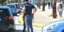 Ragazze rapinate e molestate sul lungomare