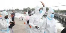 L’approdo e poi gli abbracci. Nuovo sbarco di migranti, chissà se sarà l’ultimo