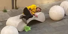 Centro, le panchine della discordia: "Bivacchi a tutte le ore e sporcizia. Serve un intervento risolutivo"
