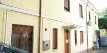 Omicidio volontario, indagine. Psicoterapeuta di 78 anni trovato in casa senza vita con la cintura stretta al collo