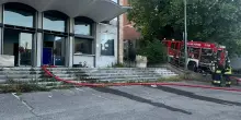 Bologna, incendio all’ex cinema Smeraldo. Vigili del fuoco in azione