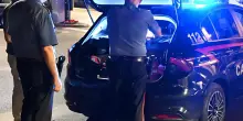 Prima le botte, poi aggredisce i carabinieri