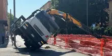 Camion si ribalta tra i cantieri. Traffico in tilt