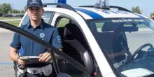 Chiama i vigili per le auto in divieto. Beccata con falso pass per disabili