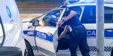 Lite nel parcheggio del supermarket. Pugni e minacce con una bottiglia. L’intervento della polizia locale