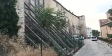 "Qui fanno festa ma i lavori per case e mura non partono mai"