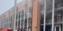 A fuoco lo scantinato di un alloggio Acer. Paura tra i residenti: edificio evacuato