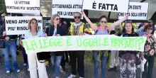 Il sit-in a favore di Louis in tribunale. Striscioni e slogan per la libertà: "Chiediamo venga fatta giustizia"