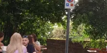 Tavolini e moto nei parcheggi per disabili