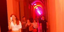 L’impresa spericolata. Discesa a tutta velocità lungo i Portici Unesco. Video virale, è polemica