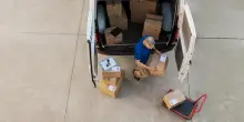 Ecco i predoni dei corrieri. Nel furgone scarpe e vini