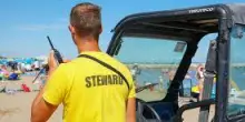 Vigilante massacrato da ristoratore in spiaggia