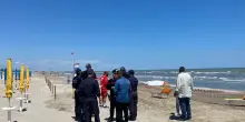 Uccisa da una ruspa in spiaggia: tragedia a Pinarella di Cervia
