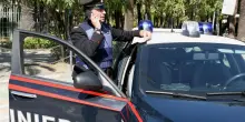 Stalker recidivo finisce in carcere. Si strappa il braccialetto e scrive:: "Adesso vengo ad ammazzarti"
