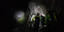 Alpinista scivola per 15 metri: ore di lavoro al buio per portarlo in salvo