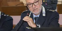 Lancia una bottiglia dalla finestra, denunciato dalla polizia locale