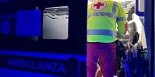 Minaccia gli infermieri con una pistola