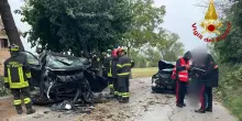 Brutto incidente frontale tra auto: feriti mamma e due bambini