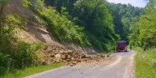 Non c’è pace per la Val di Zena: cadono massi sulla carreggiata, strada chiusa