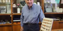 Bersagliato da furti e rapine, Giovanni riapre la gioielleria a 94 anni dopo l’ennesimo colpo. “Stufo di stare a casa”