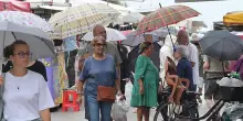 Partenza bagnata. La Fiera di San Nicola resiste al maltempo: "Clienti anche se piove"