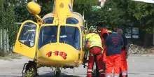 Anziana investita nel parcheggio da un’auto che fa retromarcia