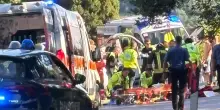 Scooter finisce contro una macchina: gravissimi due 48enni