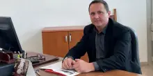 Offende e minaccia la compagna davanti alla figlia di cinque anni