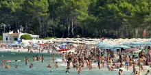 Ferragosto, Portonovo boom. Ma anche di inciviltà: sosta selvaggia e rifiuti