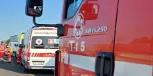 Scende dall’auto sulla A1 e viene travolto da un tir ‘pirata’: muore un 32enne