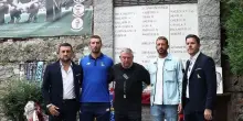 Il Modena omaggia il ’Grande Torino’. Un mazzo di fiori gialli per ricordare