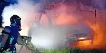 Due vetture in fiamme. E c’è l’ombra del dolo su una Punto abbandonata