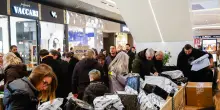 Pacchi non consegnati in vendita a Ferrara: 10 minuti per sceglierli, poi scopri cosa c’è dentro
