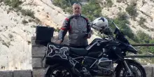 Moto nel burrone, muore in vacanza. “Addio Aimo, gigante buono”