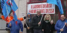 Protesta con la famiglia: "Licenziato ingiustamento". L’azienda: "Tutto legittimo"
