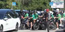 Corteo di moto per l’addio ad Azdin. Tanti amici della scuola e del calcio. Tutti stretti alla famiglia del 17enne