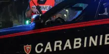 Pestaggio nel salone auto, poi in fiamme la macchina della compagna: 2 arresti