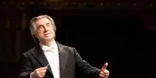 Il Primo Tricolore consegnato a Riccardo Muti, Maestro in trionfo al Valli