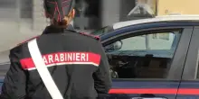 Viola il divieto di avvicinamento alla moglie: braccialetto elettronico e domiciliari