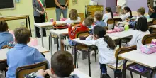 Prima campanella senza cellulare. Genitori e ragazzi favorevoli: "Non servono per fare lezione"