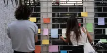 Affissi in centro storico: "Bigliettini con i desideri su come riaccendere le vetrine spente"