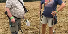La caccia al tesoro dei seicento cercatori con il metal detector