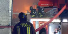 Incendio nella notte, famiglia sale sul tetto per sfuggire alle fiamme