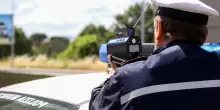 Fotografa e insulta i vigili con l’autovelox poi scappa in contromano: denunciato