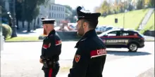 Mima di sparare davanti a una scuola e aggredisce i carabinieri