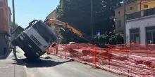 Camion ribaltato in via Emilia Ponente a Bologna: traffico deviato per ore