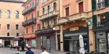Risse fra senzatetto. Le paure dei negozianti: "La situazione peggiora. Fermiamo il degrado"